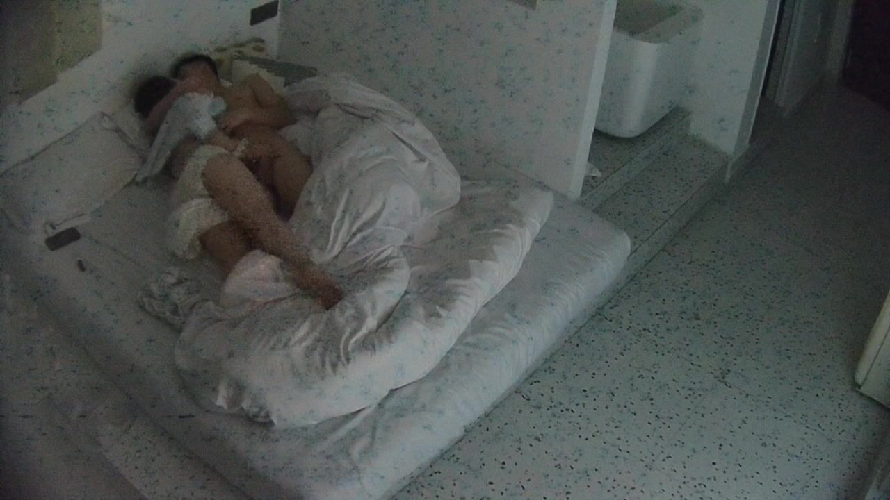 大學城女生後面進來 操完洗完澡就走了 異地戀就是飢渴 操個逼還要打燈拍個影片 留著回去自己擼 (1)