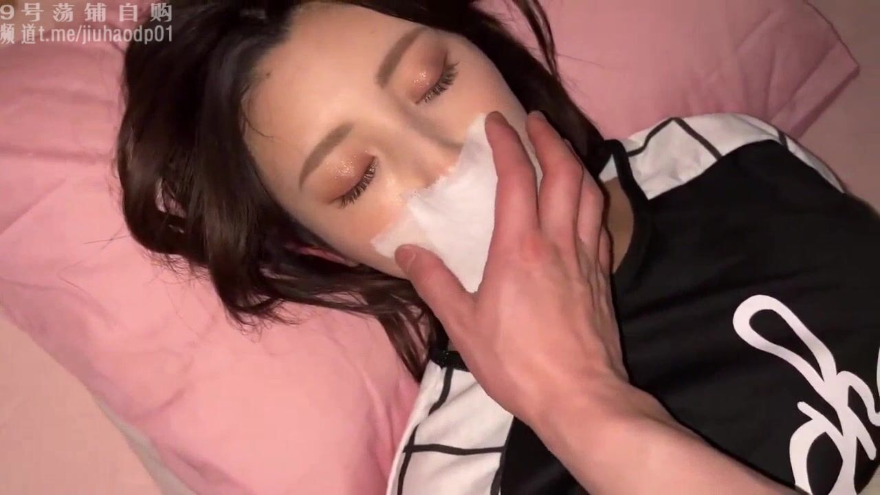 迷玩頂美高顏值公司新女同事！晚上約她吃飯悄悄給她下藥後迷玩，火辣的身材你們想不想操？把嬌嫩小蜜穴灌滿精液