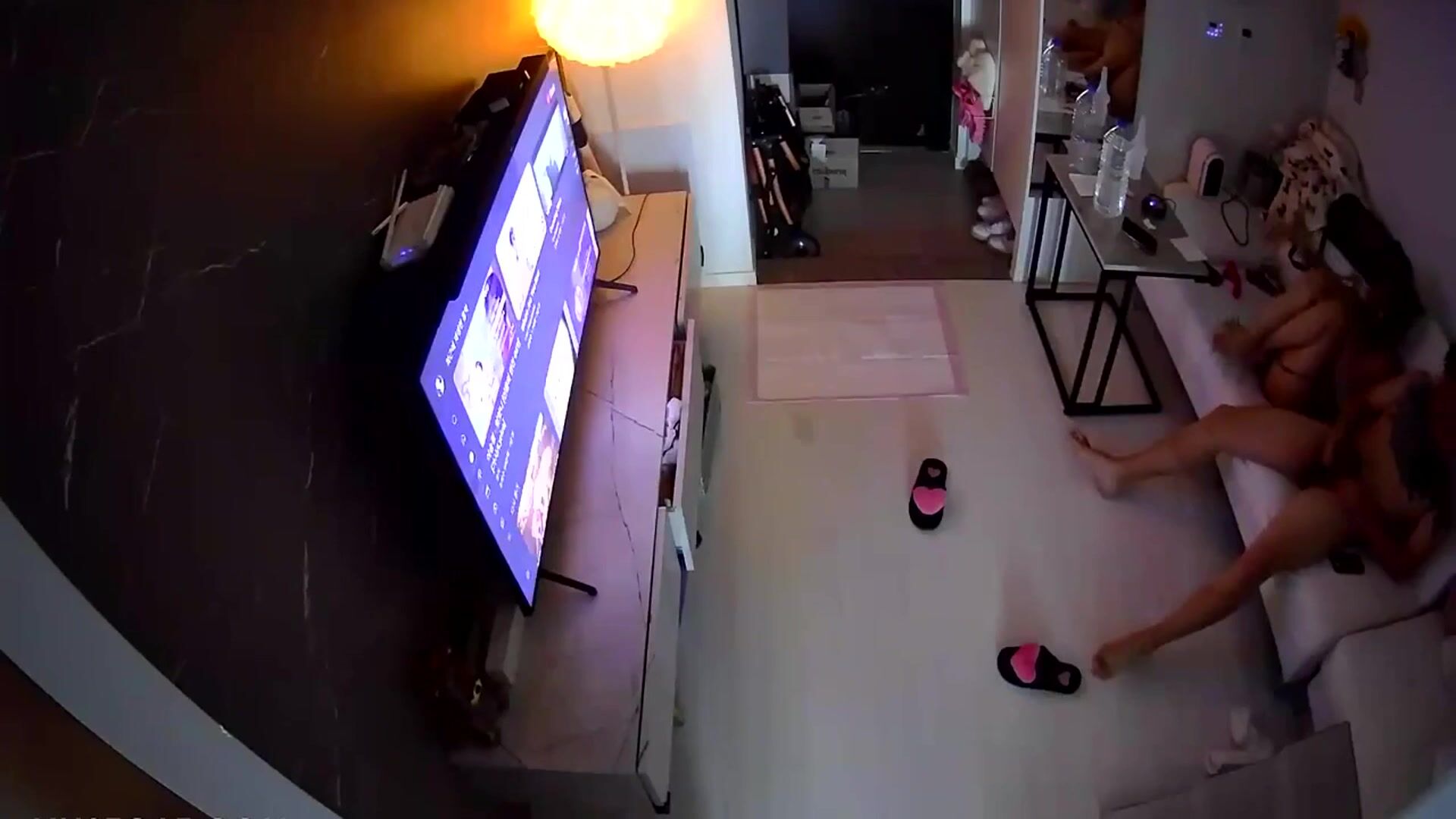 韓國家庭監控流出：女的是個符文法師，36小時內做愛6次瘋狂情侶。性愛後被抓到偷偷自慰，然後又做了一次。