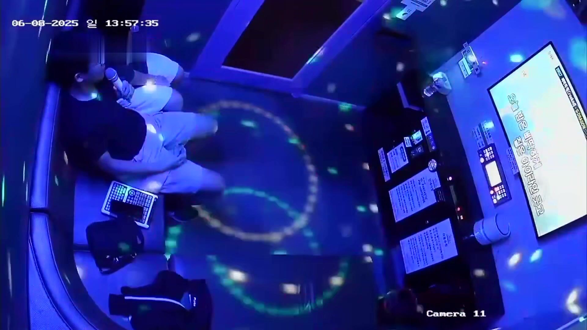 韓國情侶在小KTV內唱歌愛愛  手淫 撫摸陰部，男的，男的特想上女的卻一直推脫，特有意思！