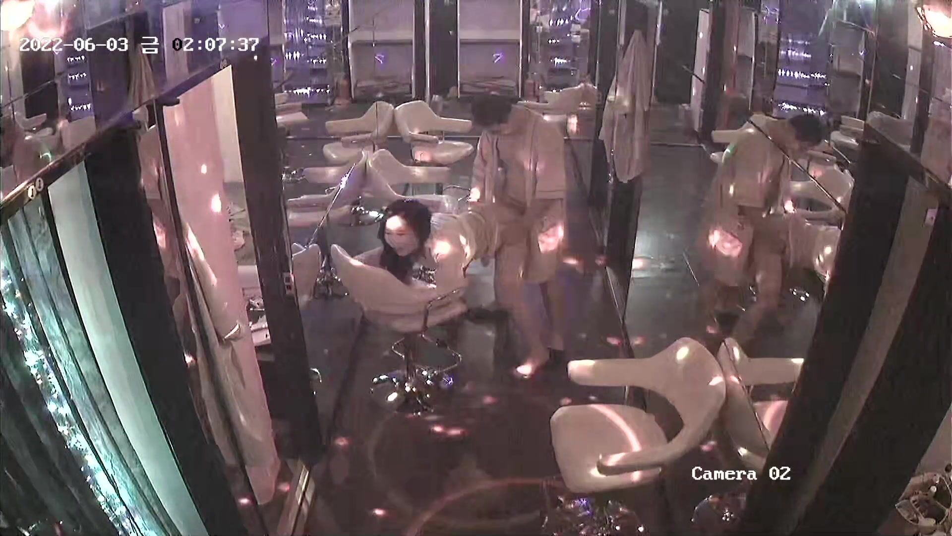 韓國江南道按摩店監控流出  有不少炮房，但不少人選擇在過道椅子上直接開幹，多數人不到一分鐘就射了！