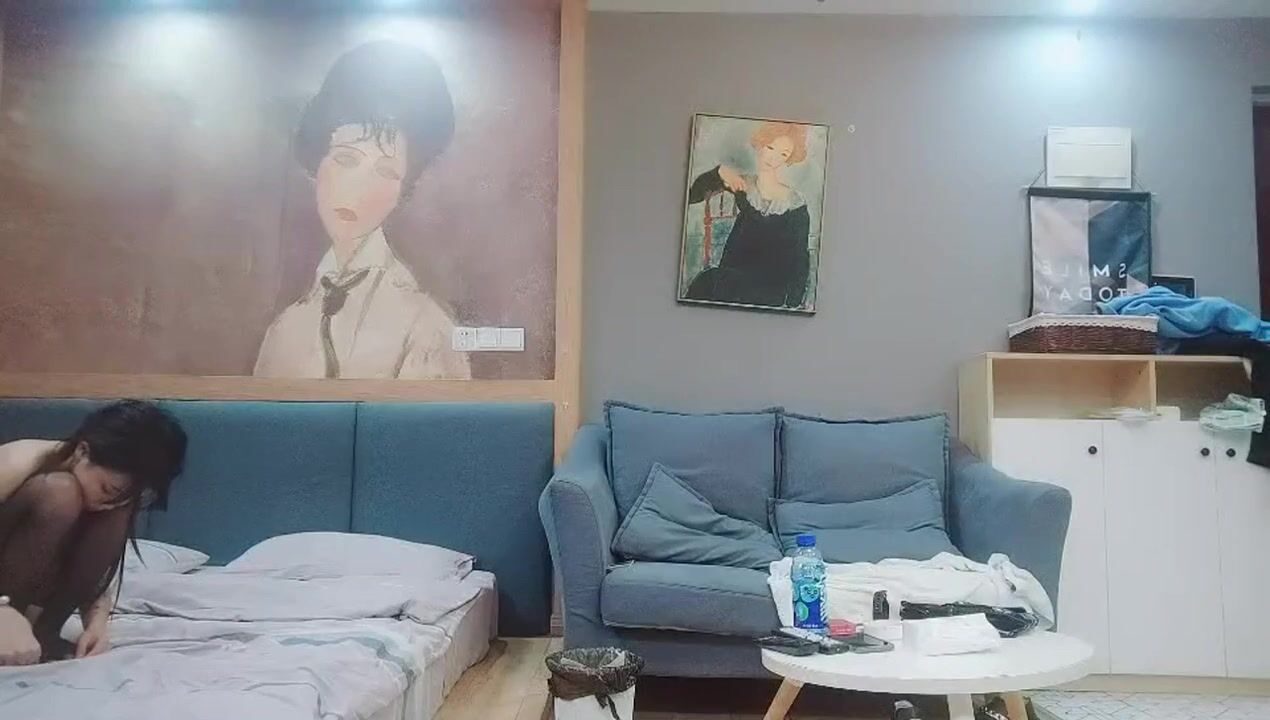 跳廣場舞的老大爺探花嬌小嫩妹子沙發上互摸調情黑色絲襪騎乘轉戰床上扶著屁股後入