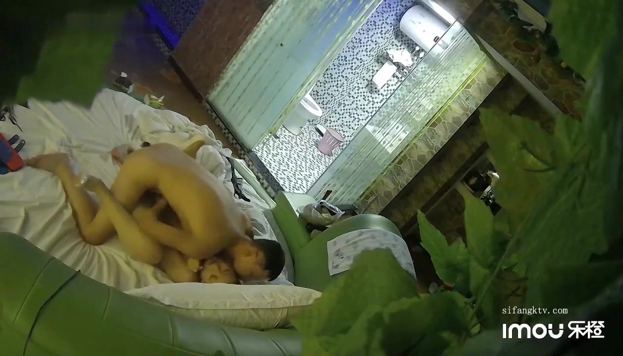 酒店攝像頭精品綠葉房偷拍模特身材美女和男友道具助興六九互舔狂抽逼逼妹子大聲尖叫