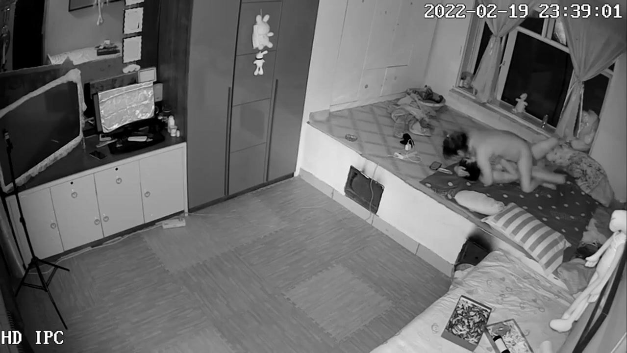 監控洩密年輕夫妻晚上做愛發現忘記關攝像頭