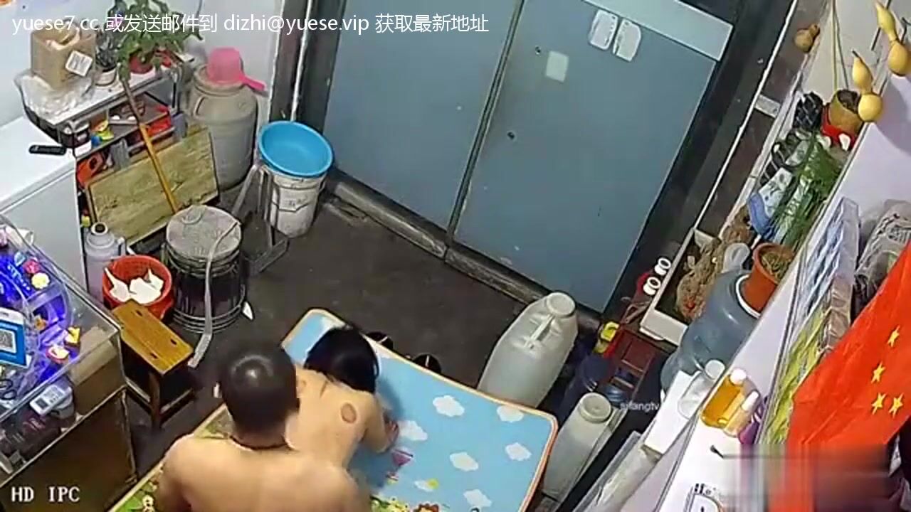 破解網路攝像頭偷拍年輕小夥雞巴邦邦硬起在小店面的地上打地鋪幹一炮