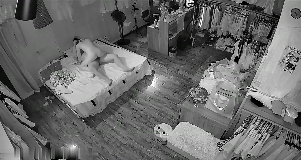 破解偷拍偷情服裝店攝像頭偷拍胖哥和媳婦做愛意外拍到胖哥不在媳婦和瘦男人偷情