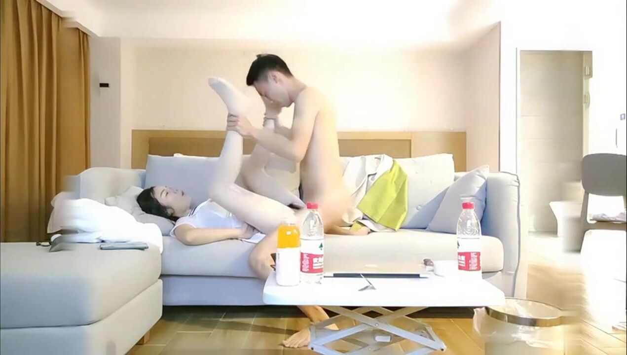 龍一精品探花約操小少婦溫柔多情百依百順沙發換上制服啪啪幹得嬌喘不斷到高潮