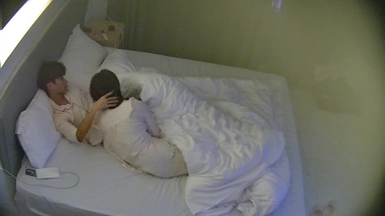 大學城民宿偷拍 身材嬌小 胸圓臀翹的長髮小美女 男友雞巴一掏出來 嘴就接進去了 滿屏熱戀的溫馨 (1)