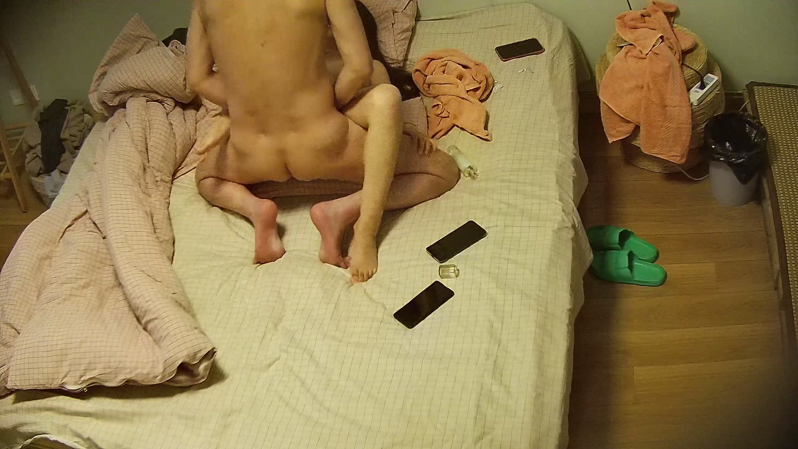 公寓酒店偷拍 眼鏡老登人老心不心老 點了一個漂亮的外圍學生妹 逼是真的粉嫩 典型脫衣精盆 穿衣女神 (2)