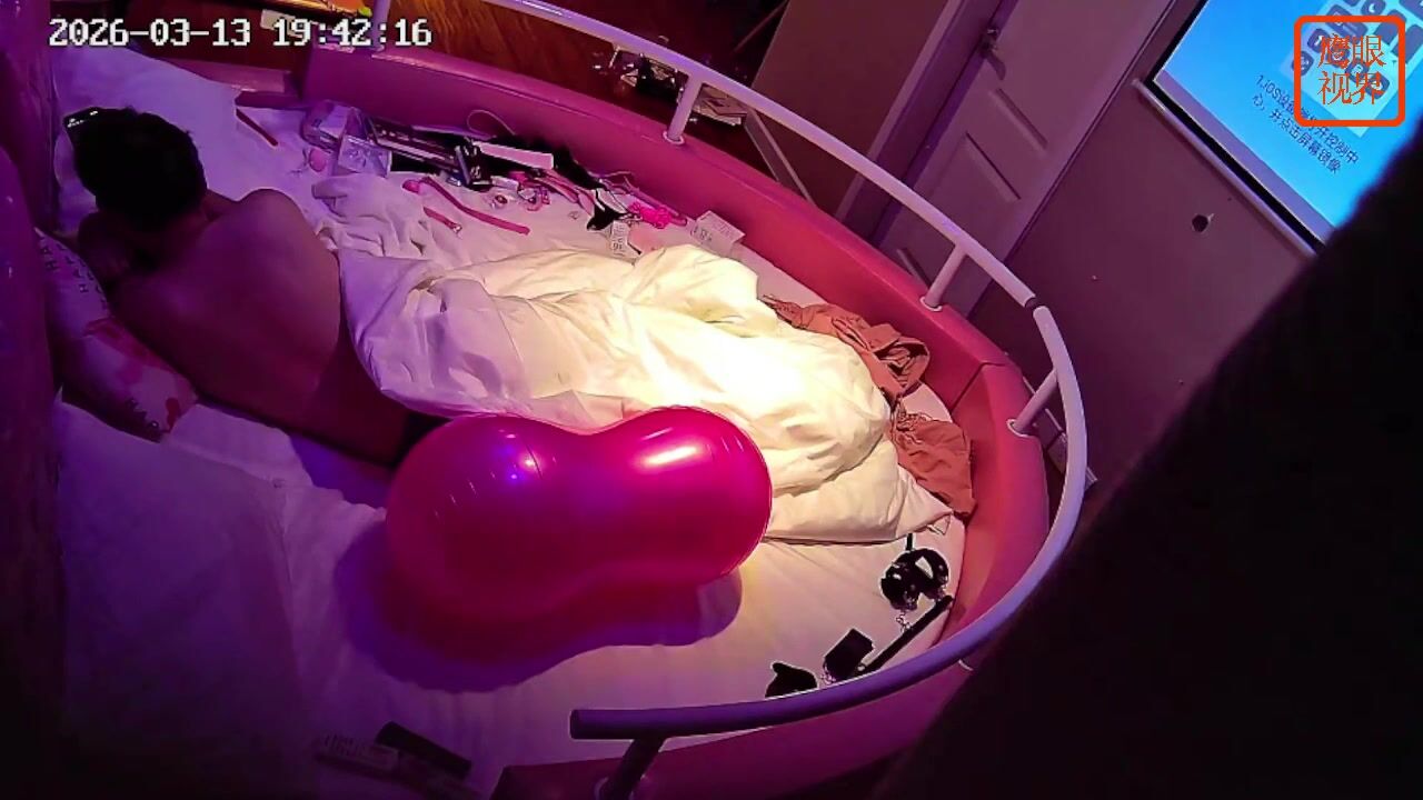 流出酒店偷拍 專業炮房偷拍眼鏡大叔帶制服學生妹到酒店玩SM之一些迷惑性操作完整版 (3)