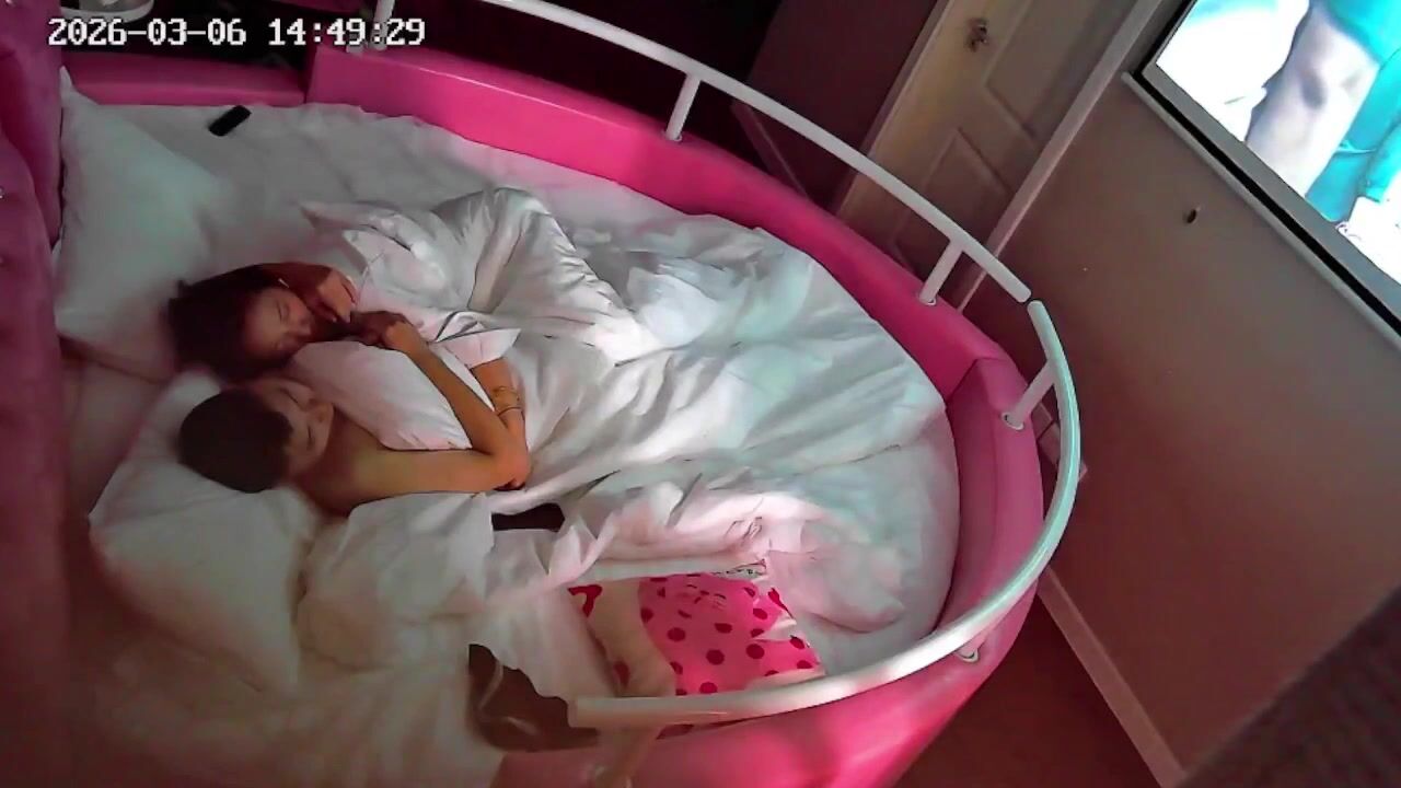 流出情趣酒店 專業炮房偷拍白襯衫御姐和情夫床上吃喝裸著下體隨時插入 (2)