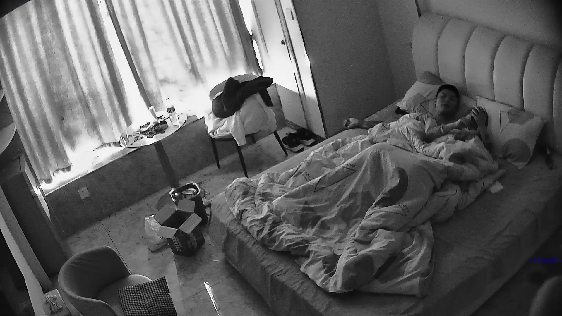 流出民宿酒店偷拍 紋身社會哥和兄弟吹牛喝酒等兄弟走後把漂亮女友叫醒狠狠操床上草到沙發 (3)