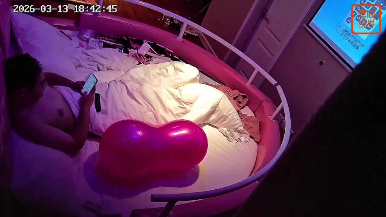 流出酒店偷拍 專業炮房偷拍眼鏡大叔帶制服學生妹到酒店玩SM之一些迷惑性操作完整版 (2)