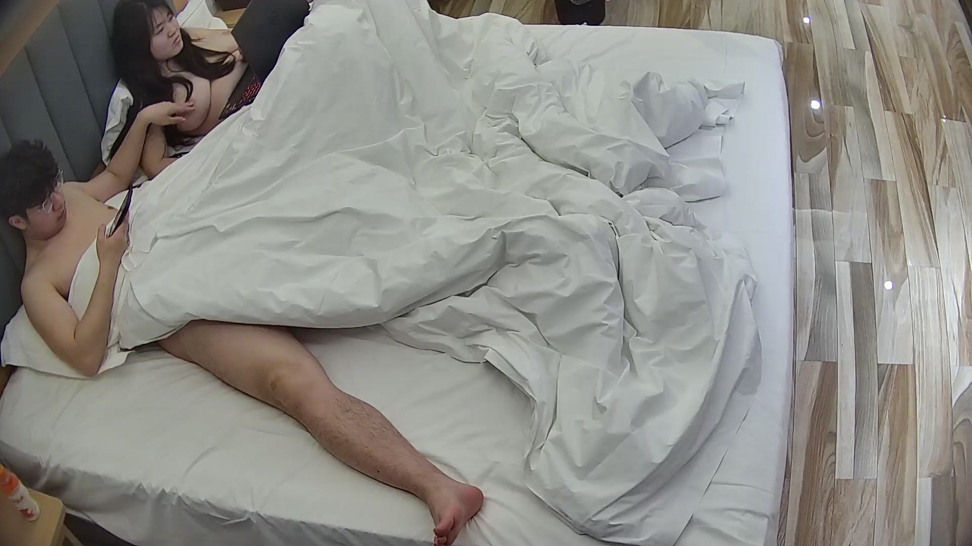 最新流出酒店偷拍❤️大學生情侶大奶學妹開好房等男友過來看逼幹兩炮高畫質無水印