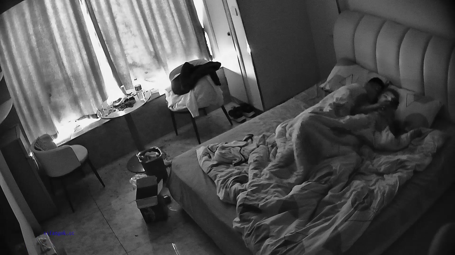 流出民宿酒店偷拍 紋身社會哥和兄弟吹牛喝酒等兄弟走後把漂亮女友叫醒狠狠操床上草到沙發 (2)