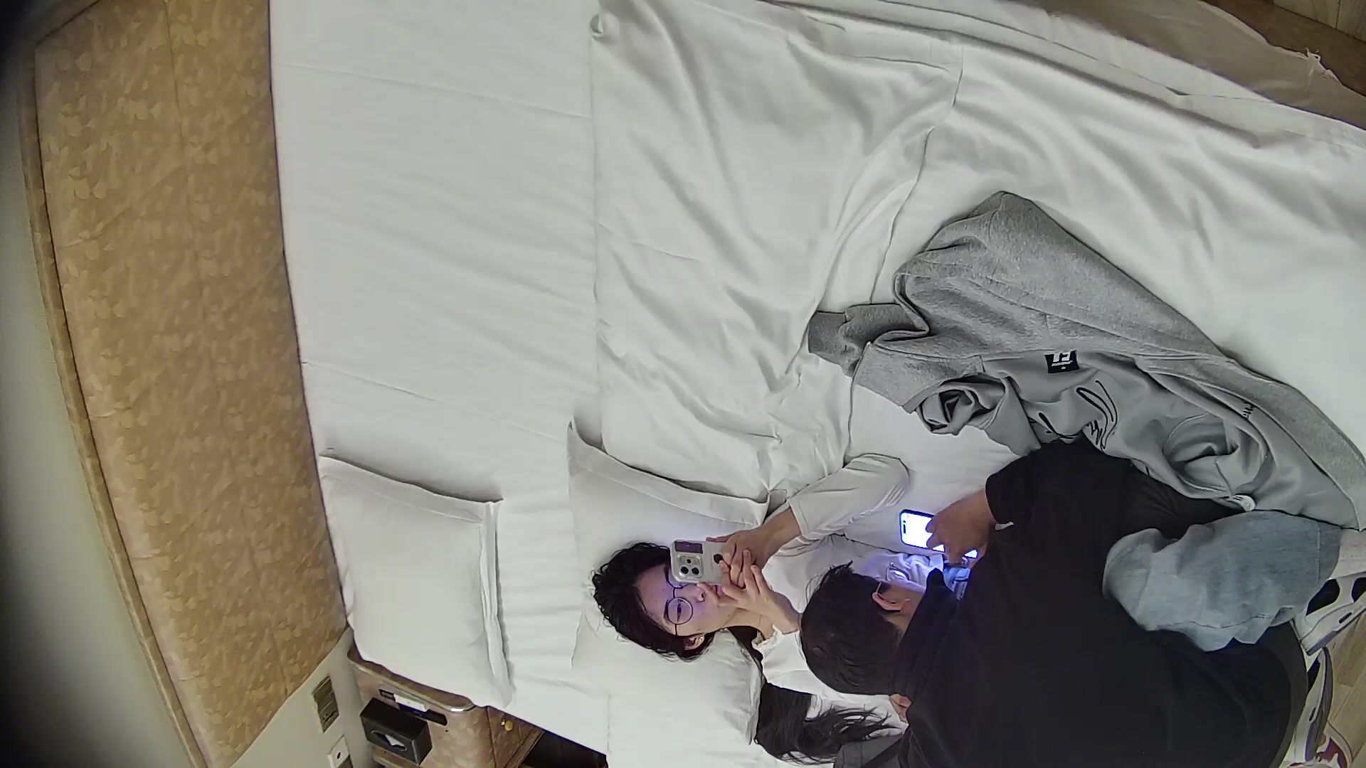 情趣酒店偷拍 眼鏡小妹被油膩男領導帶到酒店潛規則 一條情趣黑絲被撕得稀爛 給人從床上操到床下 (1)