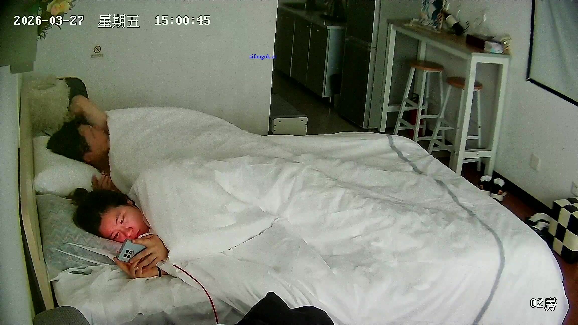 流出酒店偷拍 反差婊斯文眼鏡美女和精瘦男友一邊做愛一邊拿手機自拍被男友打樁表情銷魂 (2)