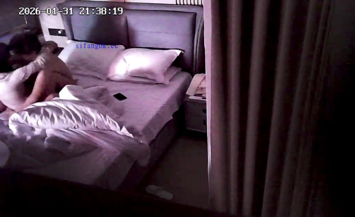 流出酒店偷拍 04年校花在本命年被扯下紅內褲後入操穴的時候用一根手指抽插她菊花兩穴齊玩弄的哀嚎說好痛 (1)