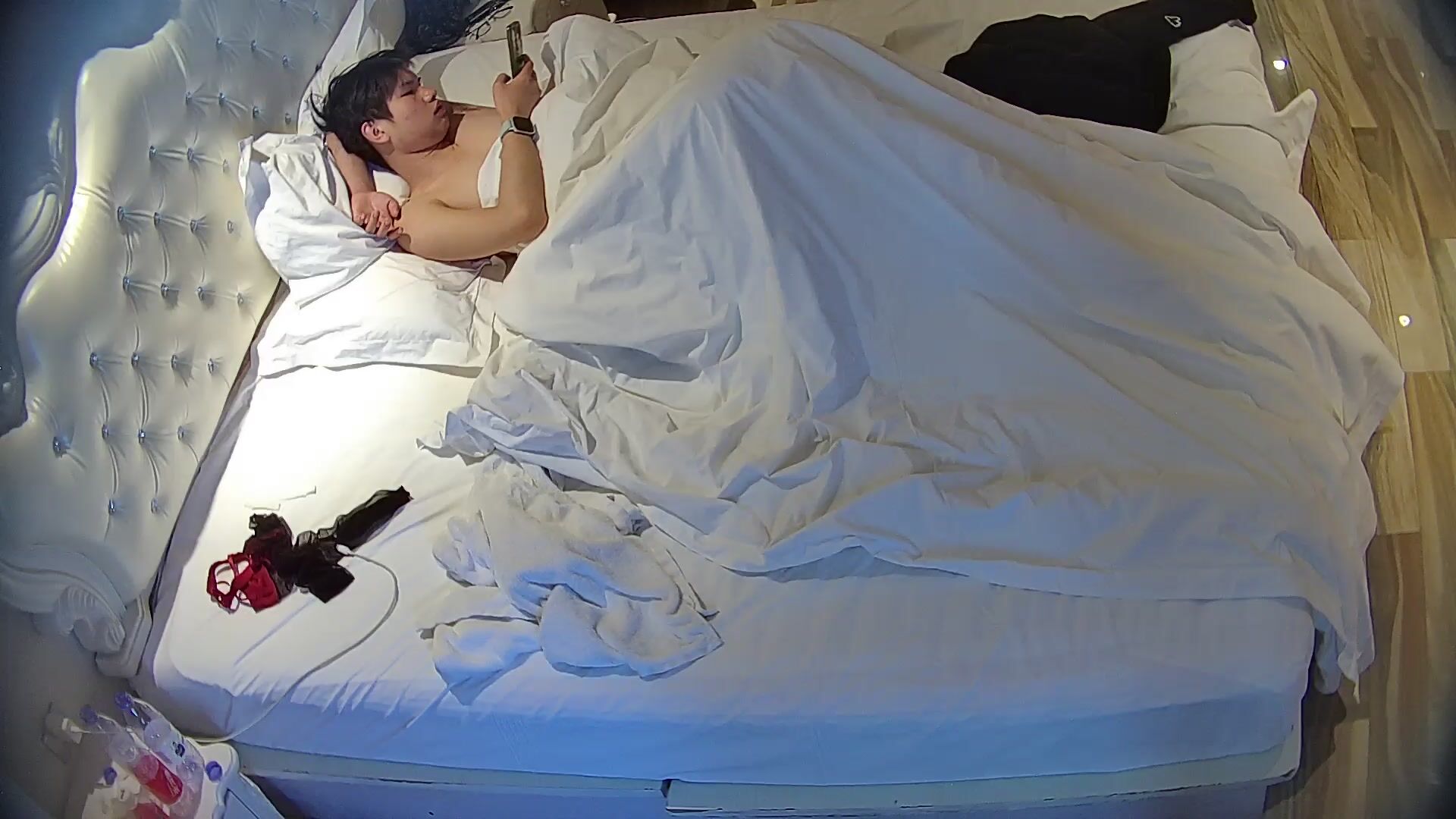 流出酒店偷拍 雙馬尾軟妹被屌絲男友掐住脖子插入還苦苦央求他要戴套幹高畫質完整版 (9)