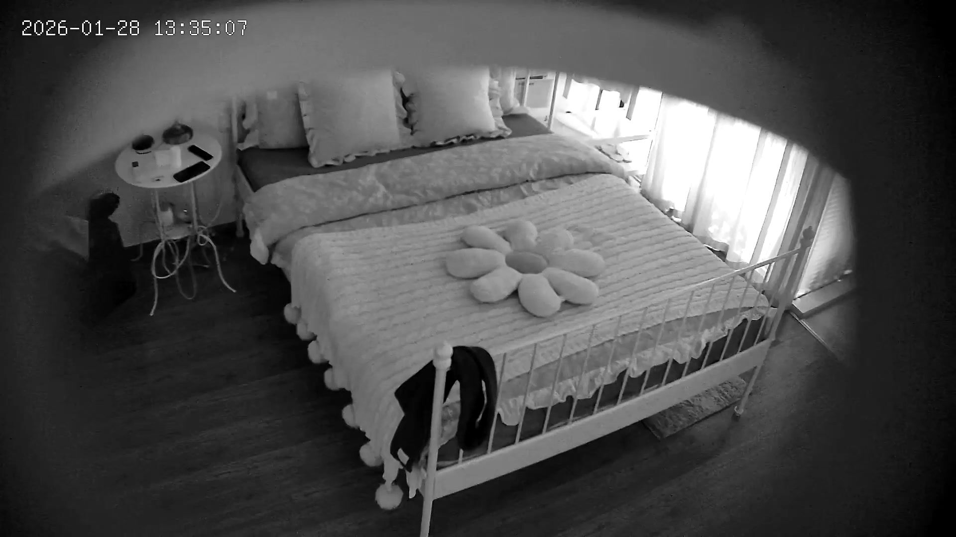 流出民宿酒店偷拍 年輕白領情侶小夥午飯吃飽喝足後把女友撲倒在床溫柔啪啪幹了幾次 (1)