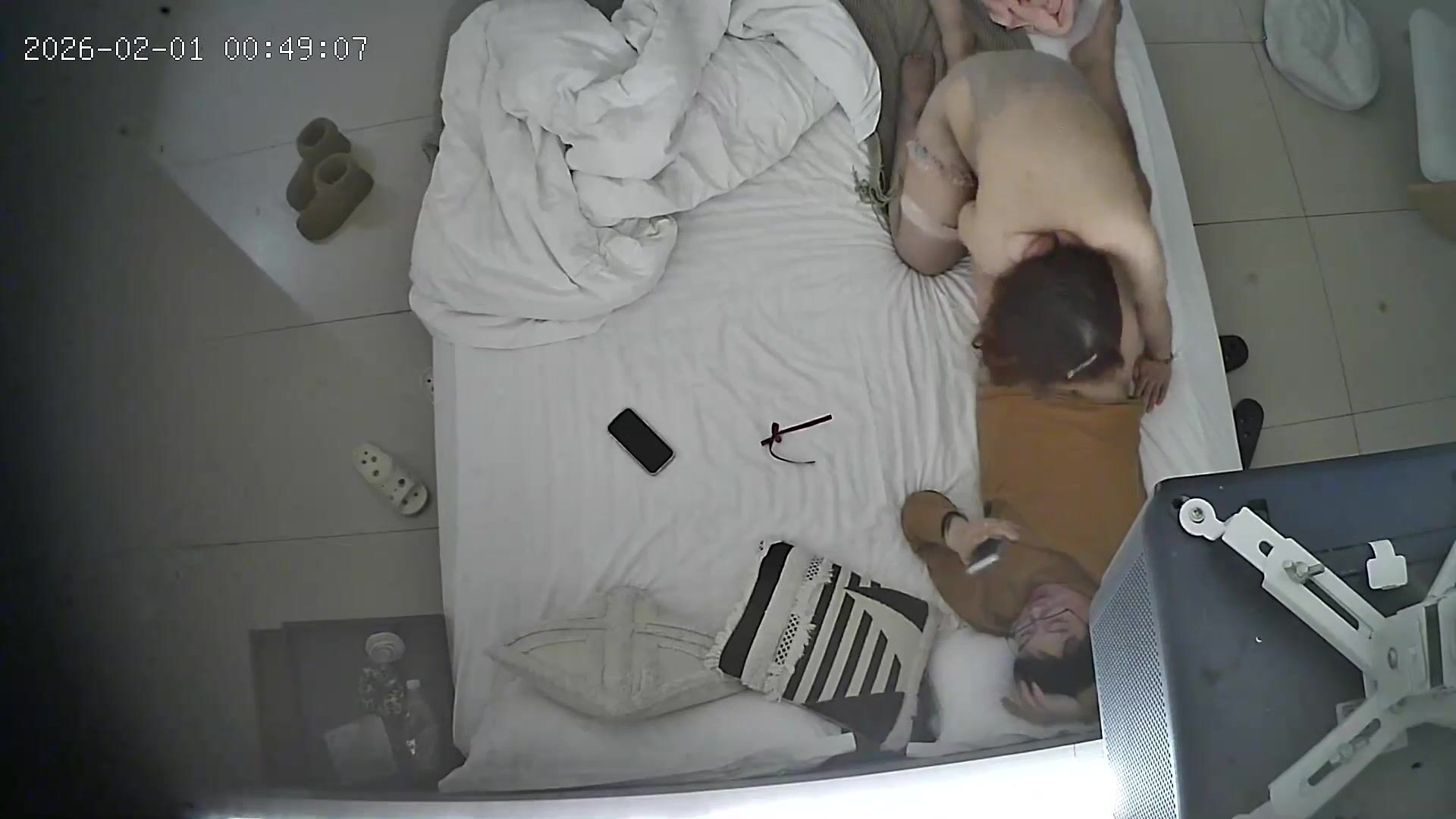 流出酒店上帝視角偷拍 女友換上情趣睡衣後被小夥用超長大黑牛狂懟騷逼 (4)