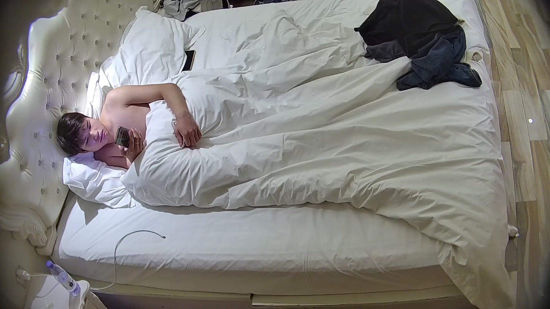 流出酒店偷拍 雙馬尾軟妹被屌絲男友掐住脖子插入還苦苦央求他要戴套幹高畫質完整版 (2)