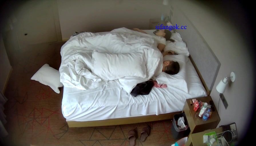 流出天眼酒店偷拍高顏值氣質美女和舔狗男友激情幹完給按摩 (3)