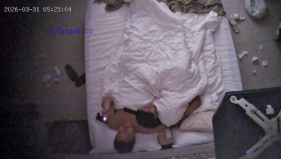 流出酒店上帝偷拍 白膚長腿風衣美女被健壯男趴身上日逼 (4)