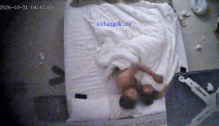 流出酒店上帝偷拍 白膚長腿風衣美女被健壯男趴身上日逼 (3)