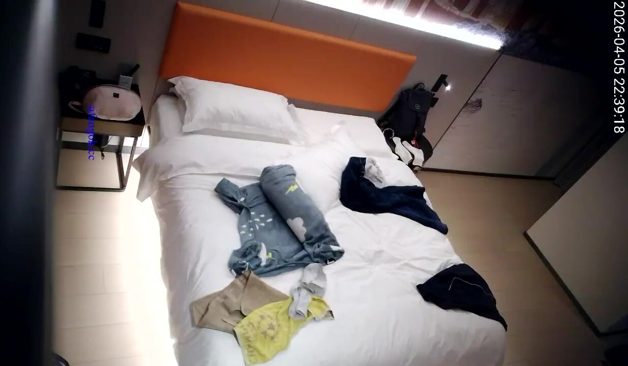 流出天眼酒店偷拍❤️反差婊眼鏡騷女一個人在酒店寂寞把小逼開啟屁股撅對著手機鏡頭給男友看