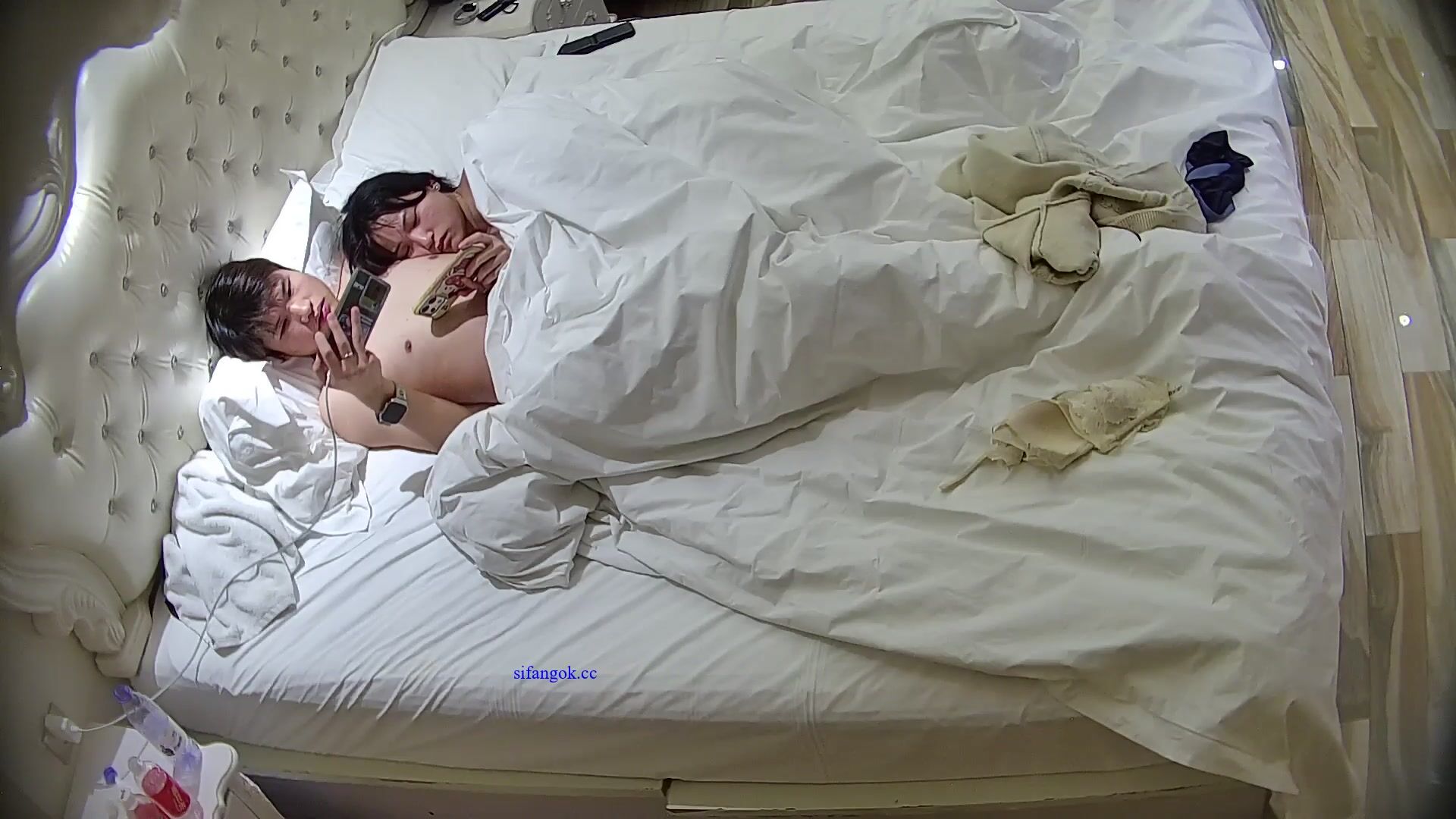 流出酒店偷拍 雙馬尾軟妹被屌絲男友掐住脖子插入還苦苦央求他要戴套幹高畫質完整版 (7)