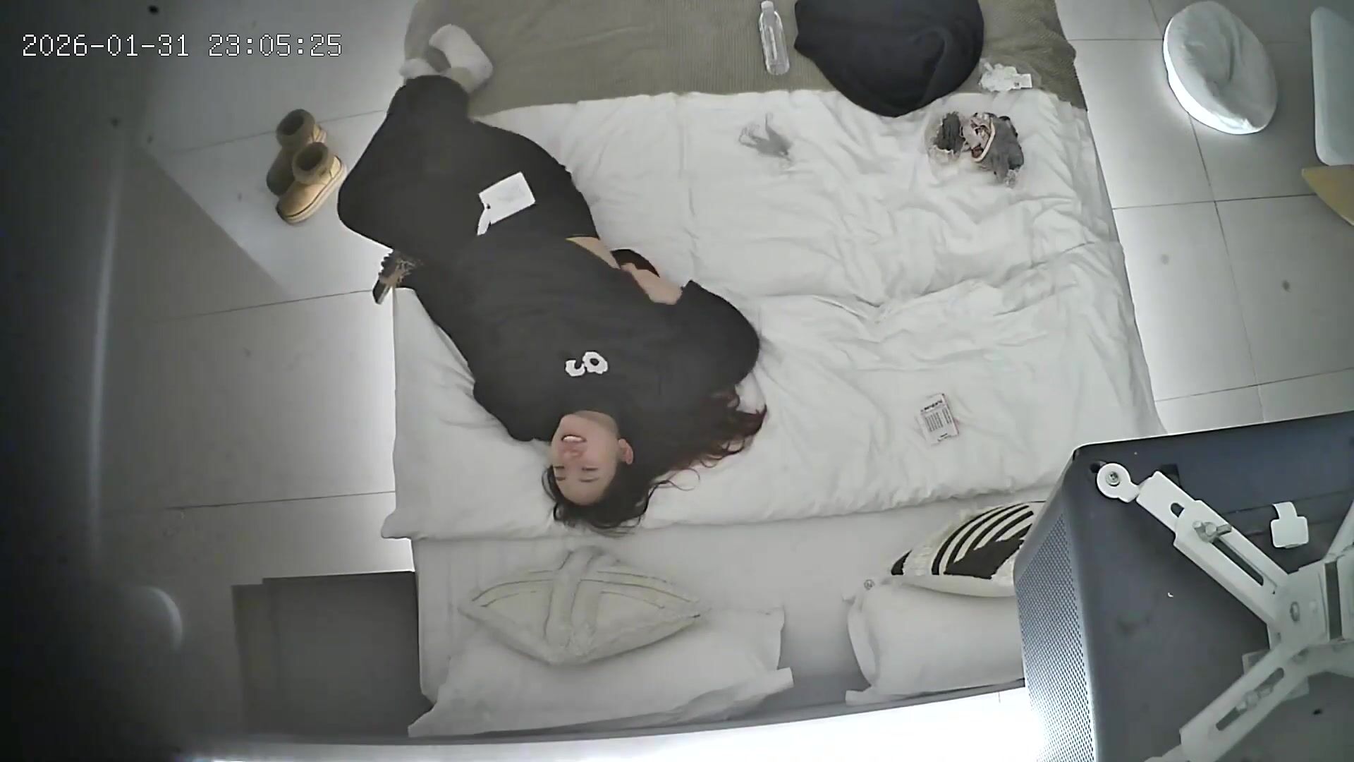 流出酒店上帝視角偷拍 女友換上情趣睡衣後被小夥用超長大黑牛狂懟騷逼 (1)