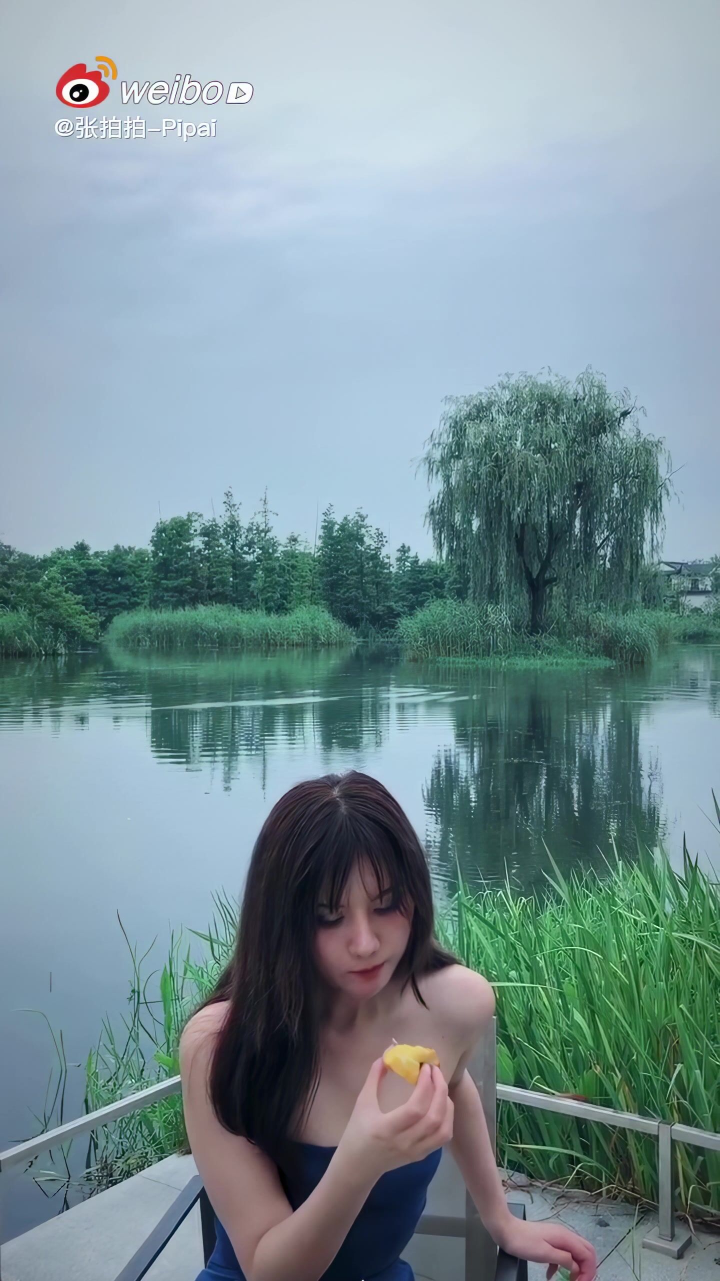 【露出勾引】阿朱女神超級性感的寫真博主海釣平臺人前露出釣魚佬面前撅起屁股搔首弄姿模特出身③ 3微博合集