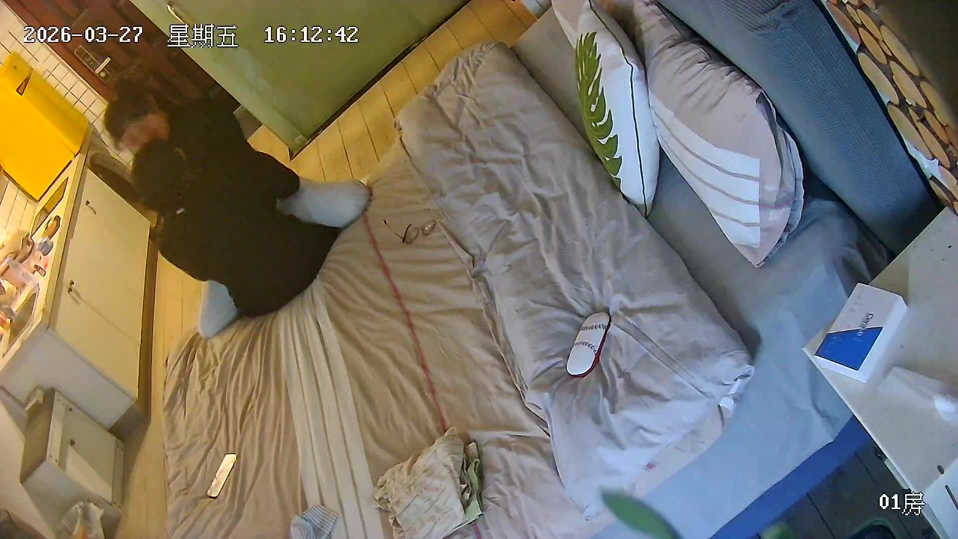 私享臺稀缺資源國產女同 而且顏值還不錯 這女人扣起逼來真的老狠了 唯一缺點其中一個來親戚了 (2)