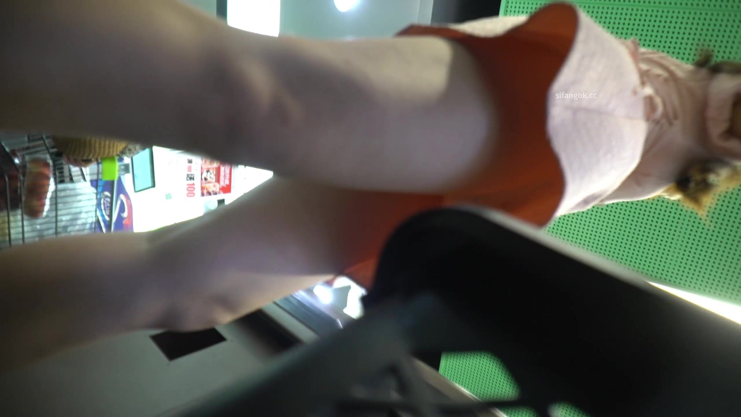 【空城原創】超短連衣裙美少婦逛商場這麼短這麼寬鬆也不打底微透白內包裹肥臀前C黑森林