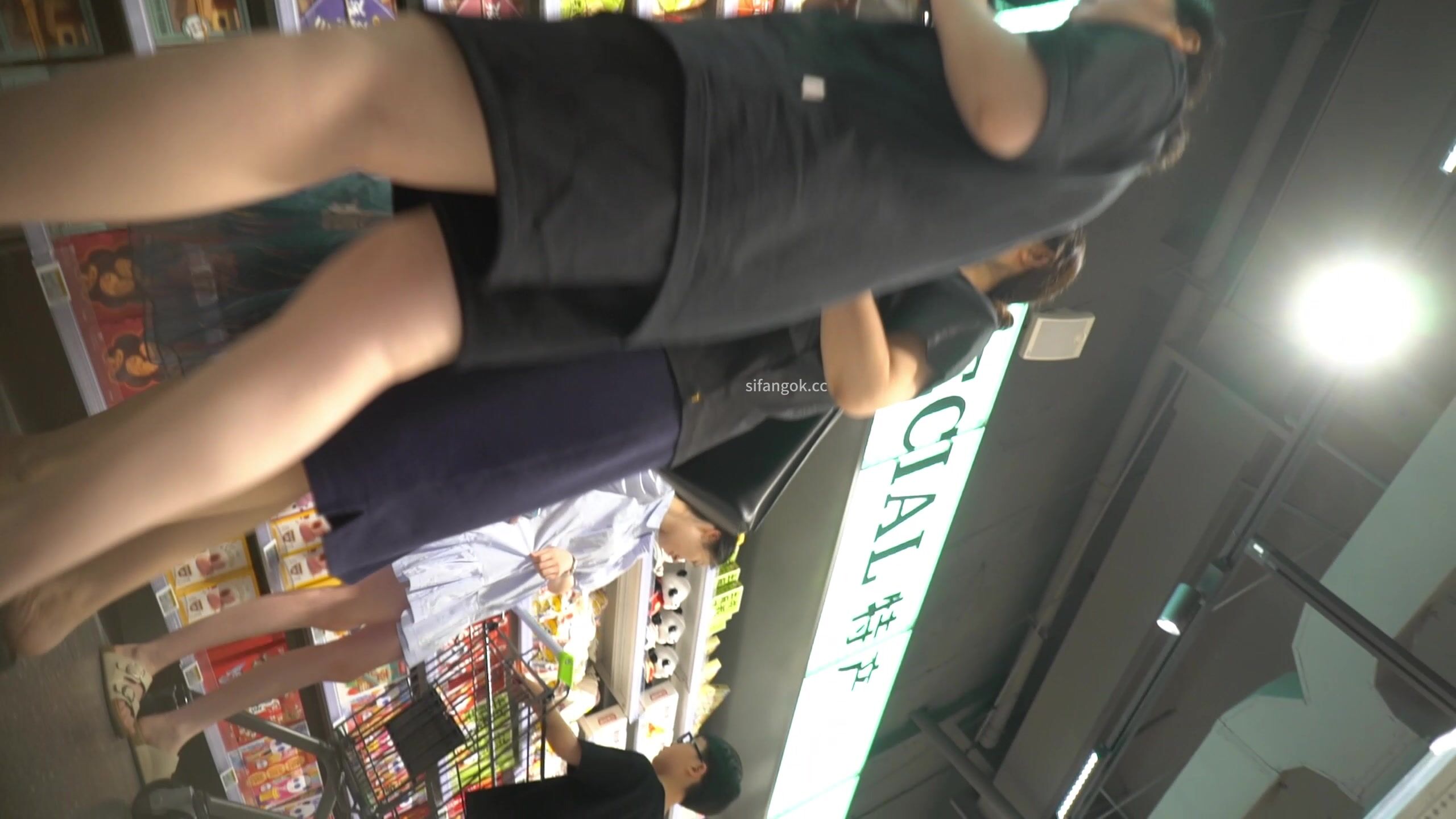 (空城原創)商場抄底兩位連衣裙美少婦一個粉N一個藍N