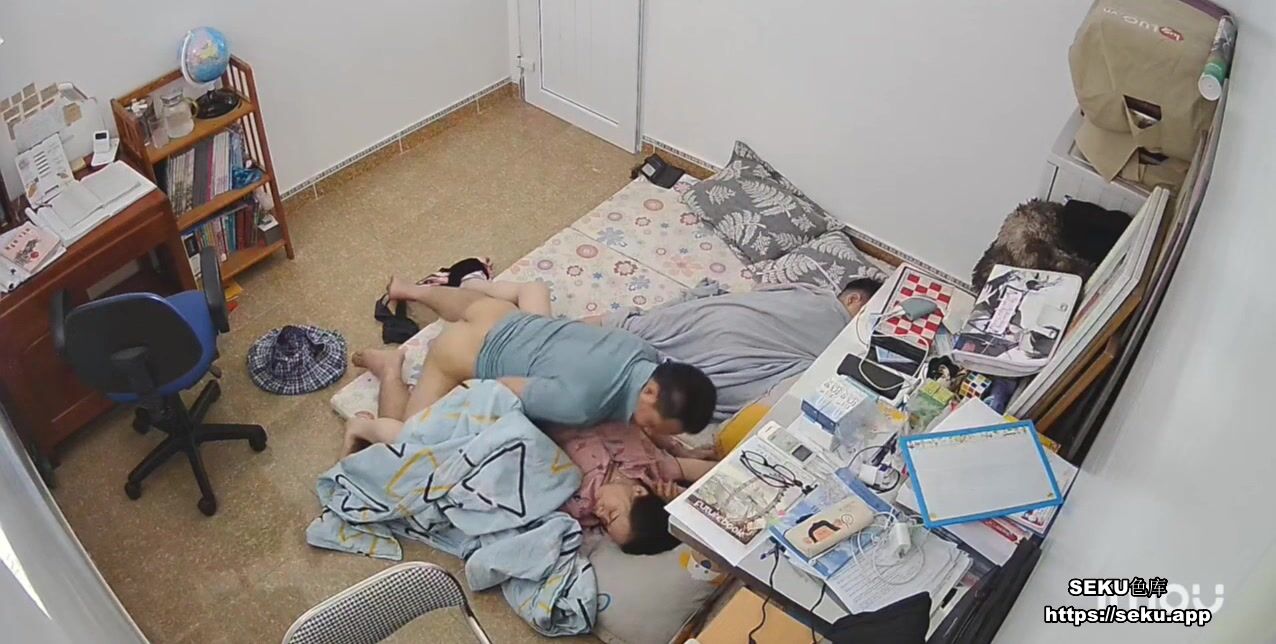 《樂橙雲破解》美少婦趁兒子睡著❤️趕緊出去把門關了和老公來一炮~1