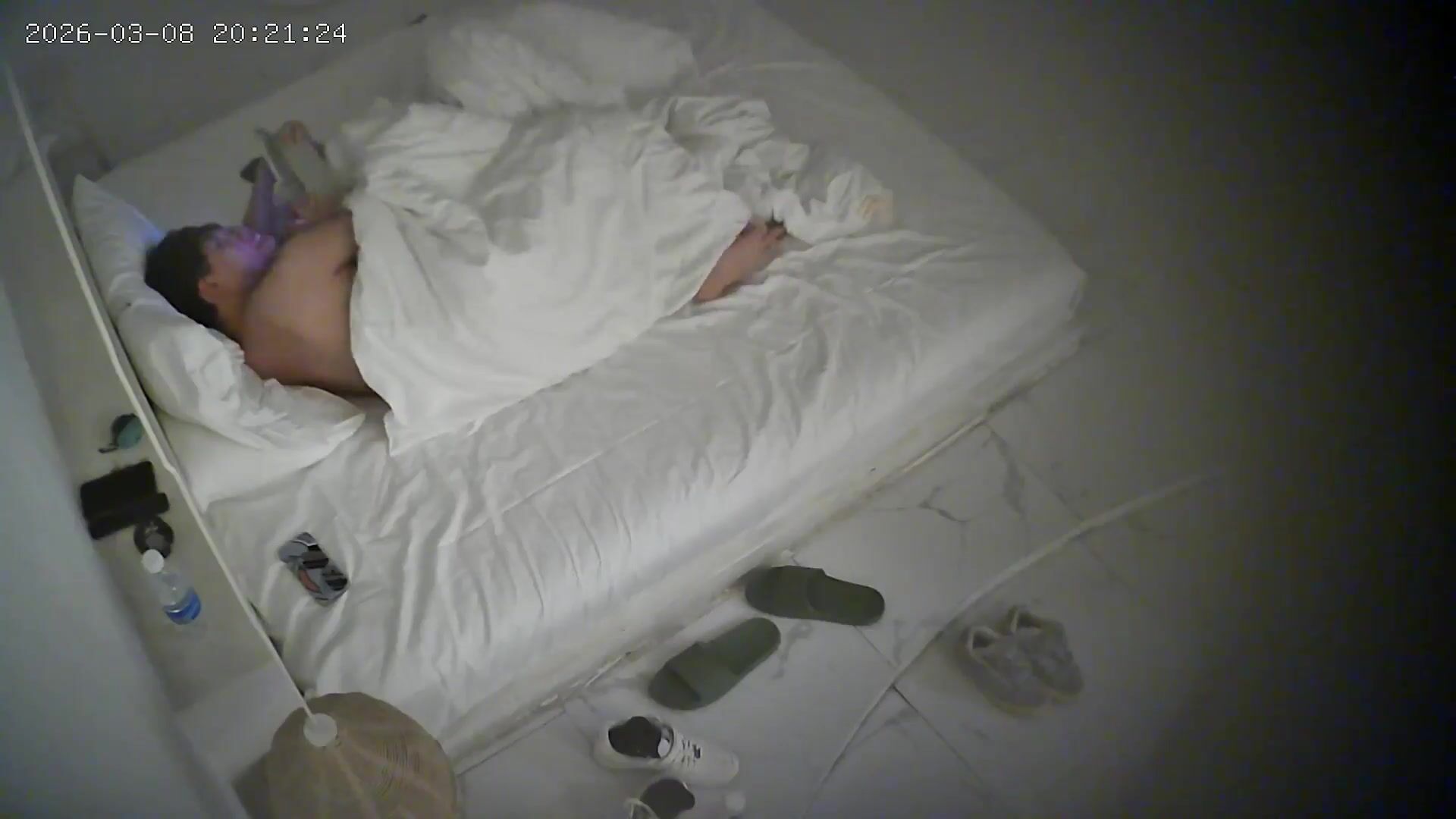 流出酒店偷拍❤️苗條吊帶氣質美女被男友堵在床頭瘋狂的撞擊