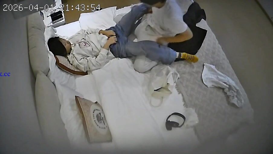 流出酒店偷拍 模特身材氣質眼鏡美女讓精牛男友一炮接一炮幹得欲仙欲死表情銷魂 (1)