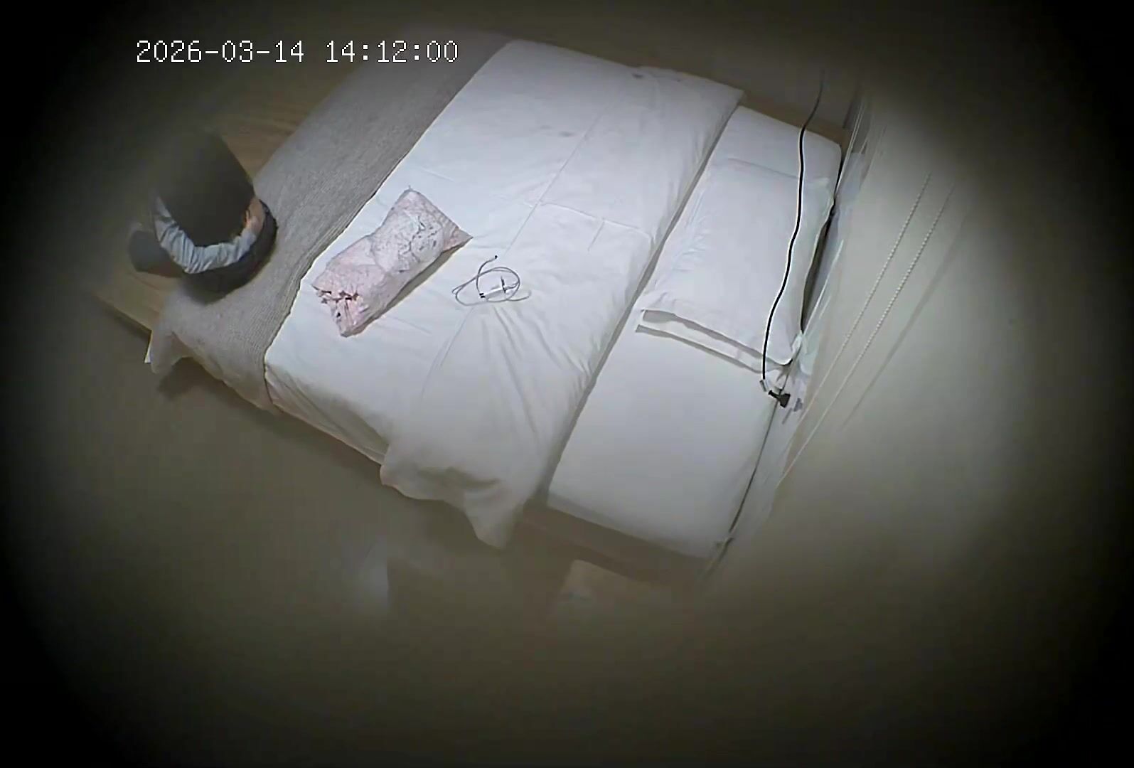 流出酒店偷拍 可愛反差學妹與眼鏡男友的遊戲啪啪膩歪日常 (1)