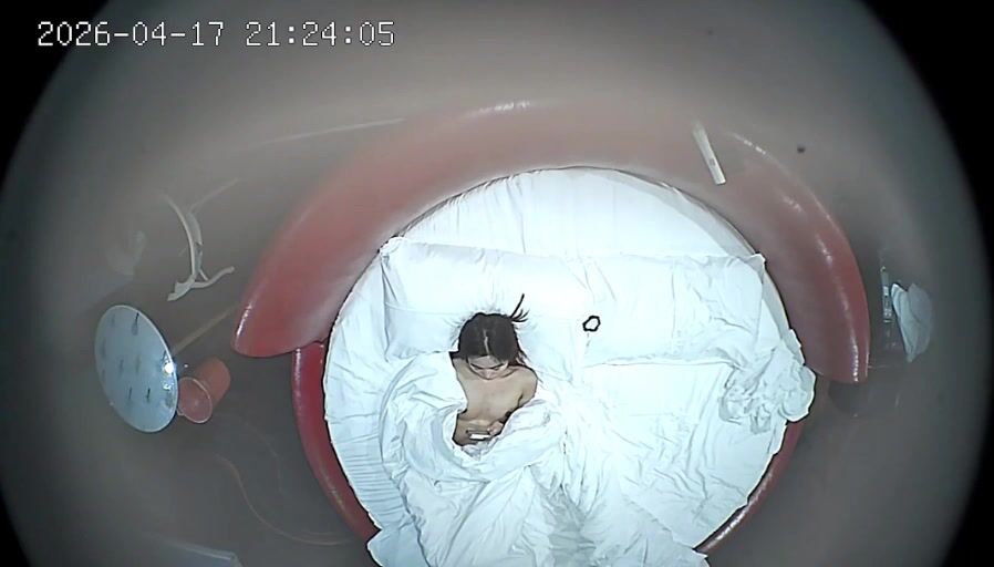 流出酒店情趣圓床偷拍❤️長腿苗條美女被單位領導爆操表情疼苦
