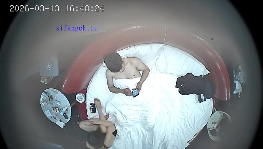 流出酒店情趣圓床偷拍❤️反差婊眼鏡妹騷氣四射坐上去女上位騎搖急速呻吟