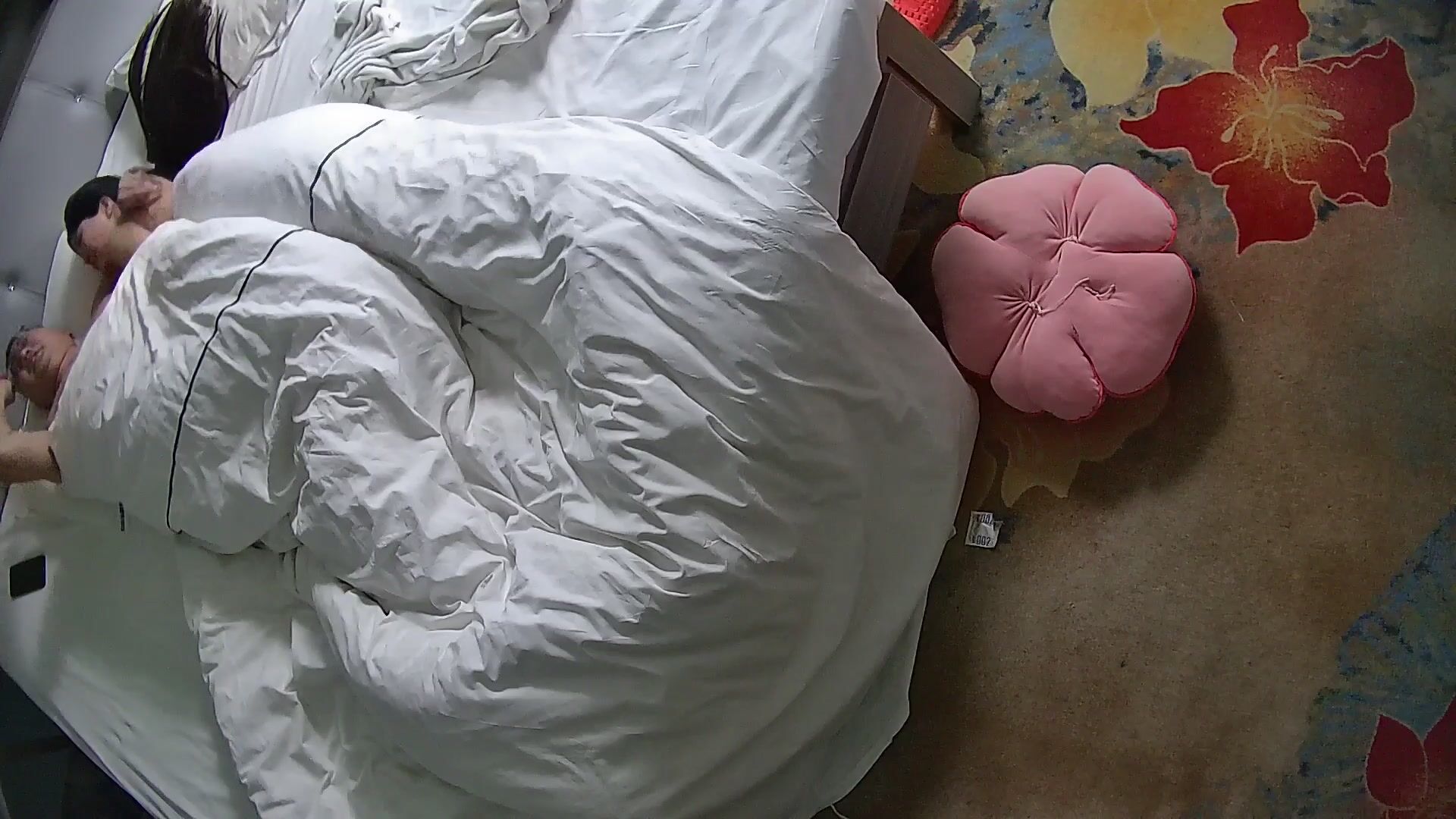 流出酒店高畫質偷拍❤️大款幽會性感情婦換上黑絲各種姿勢啪啪