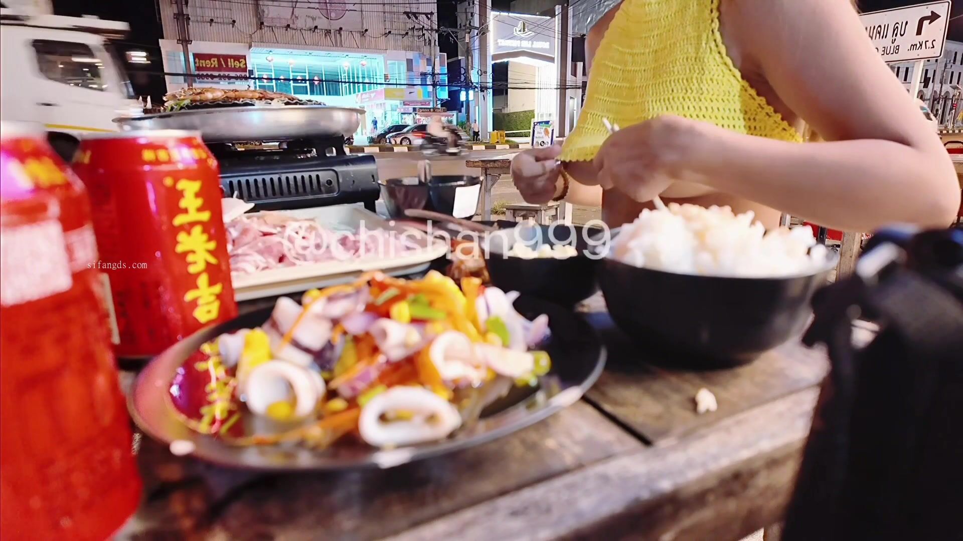 【戶外露出】chishan999池善 夜市小攤 露奶進食 一邊吃飯一邊露奶 不知道還以為餵奶吃飯呢 新晉露出博主