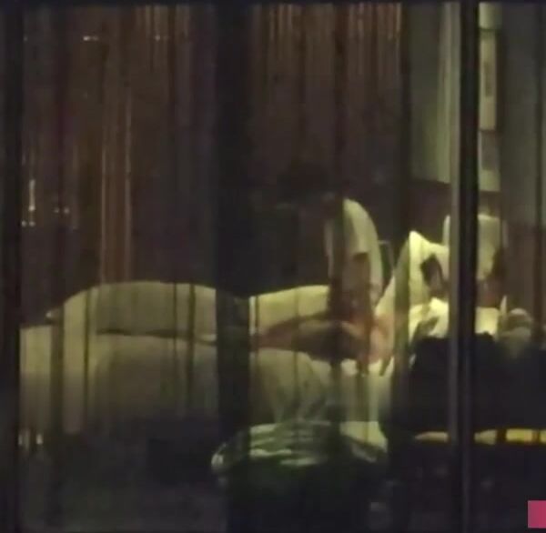 五星級酒店偷拍 情侶做愛 長腿美女被按在窗前大力抽插 男友手機記錄性愛影片 怎知對面樓瓜友也在記錄！
