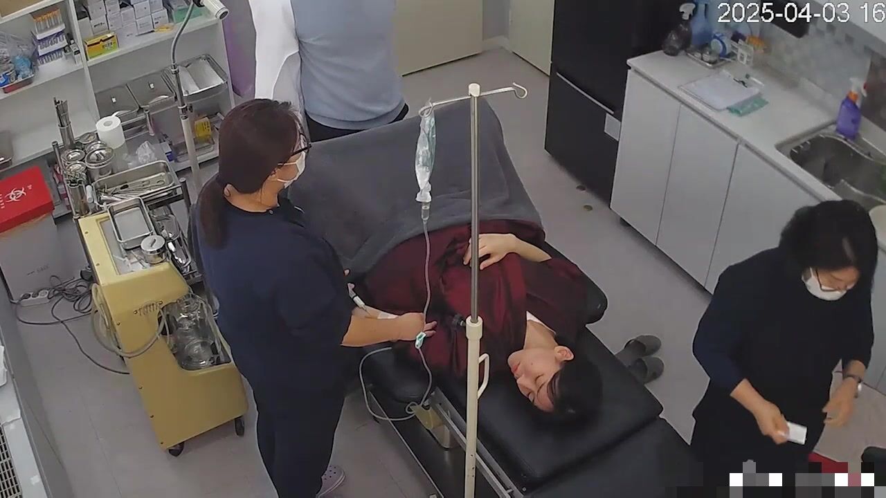 駭客破解醫療診所婦產科監控攝像頭偷拍幾個做流產手術的妹子有個妹子沒有被完全麻醉拼命掙扎兩個護士都按不住