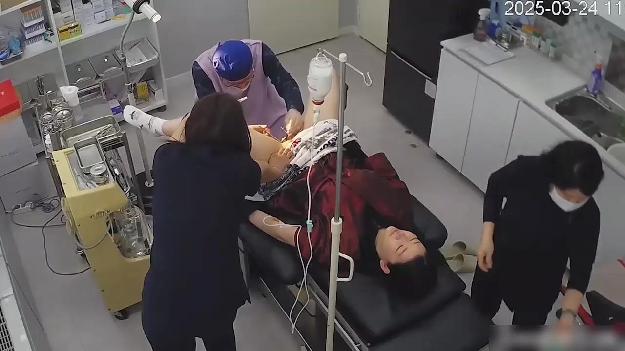 駭客破解醫院婦科醫療室監控偷拍幾個做人流手術的年輕妹子有的女生麻醉了還是疼得流淚，有的女生不麻醉還面帶笑容