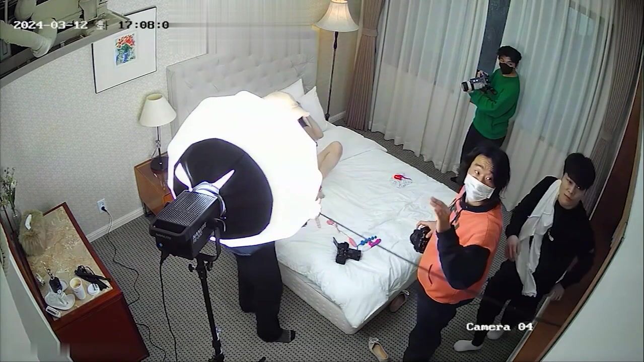 駭客破解網路攝像頭意外偷拍到色情雜質拍攝現場美女搔首弄姿拍攝結束後男演員貼心地幫她穿上衣服