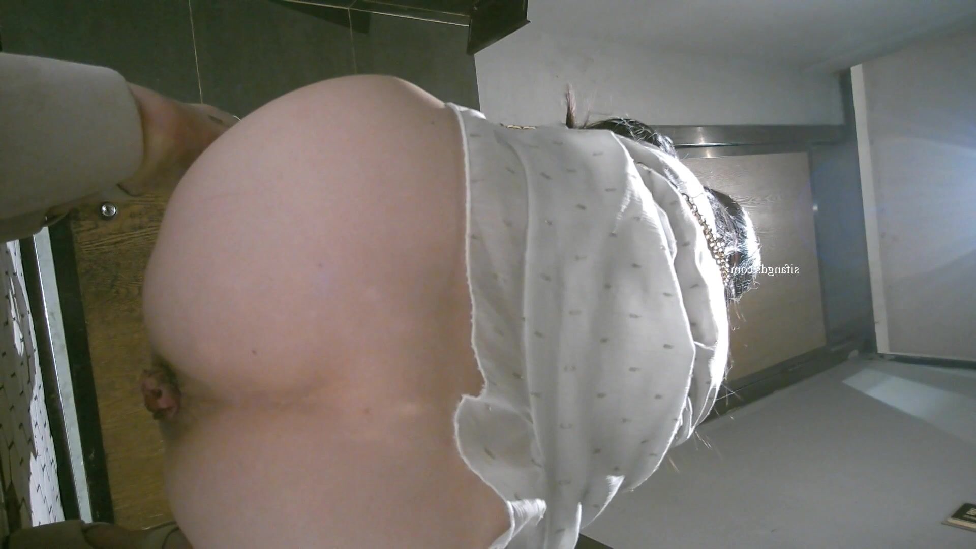辦公樓女廁全景後拍拉大號的美女職員鮑魚挺嫩