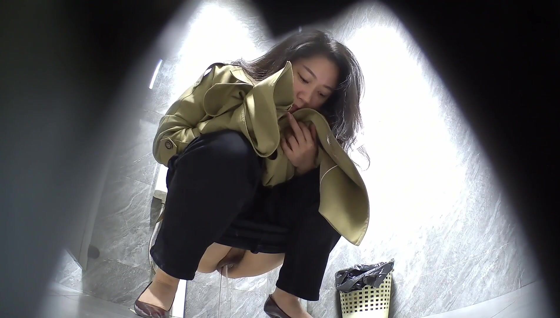 7月新流出夜總會女廁高畫質前景偷拍小姐尿尿網紅臉高跟美女側身偷窺隔壁坑位有沒有人
